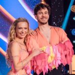 Marek Adamczyk Instagram - Tak tohle byla exploze energie! 🎇 Marek Adamczyk a Lenka Nora Návorková na píseň La Vida Es Un Carnaval předvedli nezapomenutelnou sambu. Nezastavil je ani Lenčin bolavý kotník! 🕺💃 Nenechal ani vás jejich tanec chladnými? 🤩 Pro tento pár můžete pro hlasovat prostřednictvím SMS ve tvaru SD 5 na číslo 906 11 13. 📱 #stardancexii #stardancecz #ceskatelevize