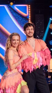 Marek Adamczyk Instagram - Tak tohle byla exploze energie! 🎇 Marek Adamczyk a Lenka Nora Návorková na píseň La Vida Es Un Carnaval předvedli nezapomenutelnou sambu. Nezastavil je ani Lenčin bolavý kotník! 🕺💃 Nenechal ani vás jejich tanec chladnými? 🤩 Pro tento pár můžete pro hlasovat prostřednictvím SMS ve tvaru SD 5 na číslo 906 11 13. 📱 #stardancexii #stardancecz #ceskatelevize