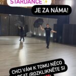 Marek Adamczyk Instagram - VY, CO TOHLE ČTETE, JSTE SKVĚLÍ!!! Děkuju za všechny krásný reakce, všechny je čtu, ale není v mých silách na všechno reagovat. Doufám, že po včerejším rozjezdu Vám za týden s Lenkou dokážeme naservírovat LAHŮDKU, která bude zase z úplně jinýho těsta a všechnu tu energii, kterou jsme od Vás dostali, Vám vystřelíme přes obrazovku zpátky🚀 . POCITY Byl jsem nervózní jak blázen. A bohužel se to propsalo i do tancování. Připadal jsem si, jako když si smažete poslední verzi dokumentu ve wordu a musíte se vrátit k tý, kterou jste rozepsali před měsícem🙈 Hlava se nechtěla pustit kormidla a nechat tělo předvést všechno, co umí. Každý jsme se s tím museli poprat po svém a smekám před těmi, co to zvládli naprosto s přehledem a vysekli na parketu to nejlepší, co jsem od nich do včerejšího večera viděl! Jmenovitě @vavrinec_hradilek je od včerejška můj waltzovej Bůh🕺Že má místo rukou ocelovou obruč jsem věděl, ale že má místo nohou tlumiče z náklaďáku, to mě dostalo. A projít si olympijským stresem je zjevně pro Stardance ta nejlepší průprava, protože on teda rozhodně nezaváhal ukázat všechno, co umí👏 (fun fact: věděli jste, že závodní jízda na kajaku i závod ve snowboardcrossu trvá skoro úplně stejně jako jeden tanec? Náhoda? Nemyslím si😀) LENKA, MOJE (DRUHÁ) BOHYNĚ Moje božská @lenkanoranavorkova v šatech naprosto zářila a jsem šťastnej, že mám takovou perfektní partnerku, kámošku a učitelku v jedné osobě. Trošku jsem si při generálkách stavěl hlavu a dohadoval se s ní o kravinách, ale díky bohu jí to neotrávilo a nakonec se samozřejmě ukázalo, že měla ve všem pravdu😇 a příště budu klidnější Leni, slibuju!!! TĚŠENÍ Tak teď už víme, jaký to je, a můžeme se těšit, jak se zase všichni o kousek posuneme příští sobotu. Já osobně už vím, že dělat si zbytečný starosti deset vteřin před začátkem fakt nepomůže, a že je miliónkrát lepší se vykašlat na všechny připomínky a nejistoty a pustit to pěkně z kopce. Kdo to dočetl až sem, napište mi, prosím, něco do komentářů, ať vím, že to tady nepíšu do prázdna. Jestli se Vám takovej report líbí a jestli mám psát míň nebo víc nebo radši vůbec😇 Konec hlášení. Mějte krásný týden.