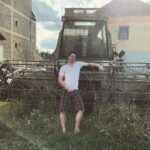 Marek Adamczyk Instagram – Toto není placená spolupráce. Jen jsem zjistil, že v přítomnosti těžké zemědělské techniky mám neobyčejné kouzlo.

📸 @klarahubalova