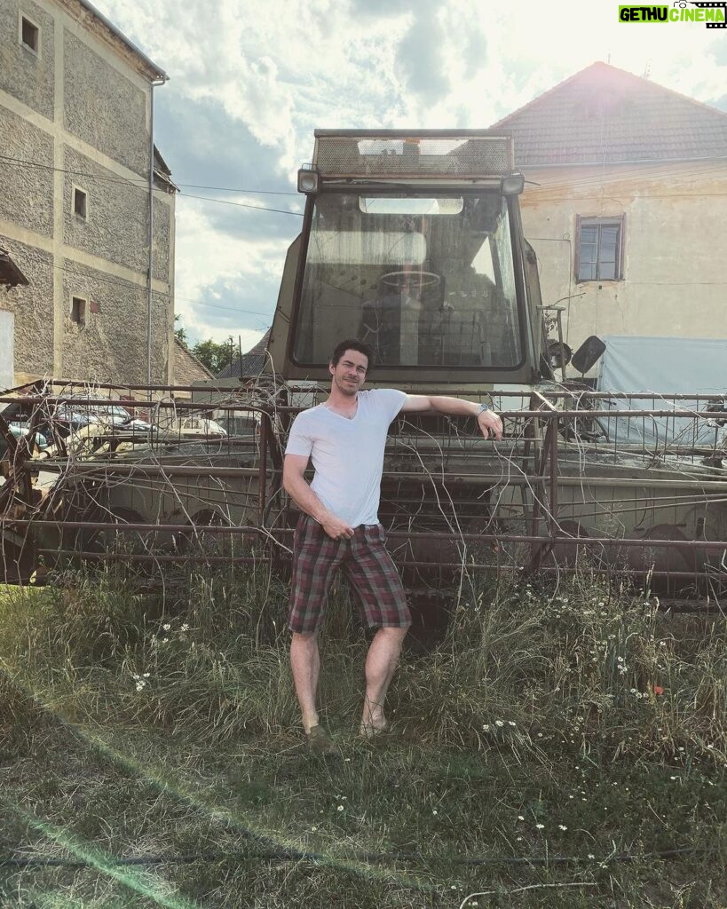 Marek Adamczyk Instagram - Toto není placená spolupráce. Jen jsem zjistil, že v přítomnosti těžké zemědělské techniky mám neobyčejné kouzlo. 📸 @klarahubalova