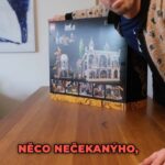 Marek Adamczyk Instagram - Daruj nečekané! Celý večer vypnout všechny obrazovky, pustit si soundtrack k pánovi prstenů a skládat stavebnici LEGO Roklinku, to byl pro mě splněný sen, o kterém jsem ani nevěděl, že ho mám. Zatím mám za sebou stavění jenom první části z tohohle obrovského modelu a musím říct, že je to pořád stejně fantastický zážitek, jako když jsem stavebnici LEGO dostával pod stromeček pravidelně. Vlastně fantastičtější, protože takhle detailní a zajímavě vymyšlený model jsem ještě neviděl. Navíc jsou v něm figurky celého společenstva prstenu😍 Prostě skládat takovouhle parádu je zážitek. Takže pokud letos chcete darovat něco nečekaného, co někomu udělá velkou radost, já bych šel do kostek. @lego @legoadults #legodarujnecekane