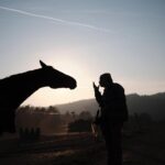 Marek Adamczyk Instagram – Já někdy nevím, co sem mám dávat. Tahle fotka se například jmenuje: Můj otec si povídá s koněm. Mám ji moc rád, protože tátu vystihuje dokonale. Rád si povídá. A jen tak to nevzdává. A taky mi připomíná, jak rád fotim:) Napište mi sem do komentářů, jaký druh fotek byste tady rádi viděli. Potřebuju inspiraci🙈 @fujifilmcz #xs10