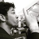Marek Adamczyk Instagram - Chtěl bych moc poděkovat @kviff za pozvání! Letos jsem snad neviděl jediný blbý film, tak asi odvedli docela dobrou práci při výběru. Až něco z festivalu probublá do kin, neváhejte jít na cokoli:) A nemám moc fotek, já na to nějak neměl čas, tak aspoň pár kousků. Černobílejch, aby bylo jasný, že to byl artovej pobyt. Skvěle se tam o nás postarali, mohli jsme ukázat lidem @poslednizavod, potkat kamarády a občas se někde zadarmo najíst:) A taky moc děkuju Karlovarské nemocnici, že se postarali o můj prst, ze kterého se stal během festivalu velmi zanícený filmový fanoušek.