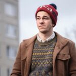 Marek Adamczyk Instagram - Vymysleli jsme s @kama.fashion tenhle kulich, kterej podle mě sedí úplně na každou hlavu. Jsou to vlastně dva kulichy v jednom. Ohrnutá a ještě ohrnutější. Napište mi komentář, která verze se vám zdá lepší. Zkoušel jsem ho na svých nejdražších - příbuzných a kamarádech, a sám jsem je pak fotil:) Proto jsou všichni tak neodolatelně charismatičtí a všem sluší všechno, ale přeci jen, kdybyste si museli vybrat… Já měl dlouho favorita „celočervená s nápisem“, ale poslední dobou víc nosím tu vyšší variantu s modrým pruhem. Je to strašný dilema a kolikrát radši ani nejdu z domu, abych ho nemusel řešit. Ještě, že mám zrovna covid.