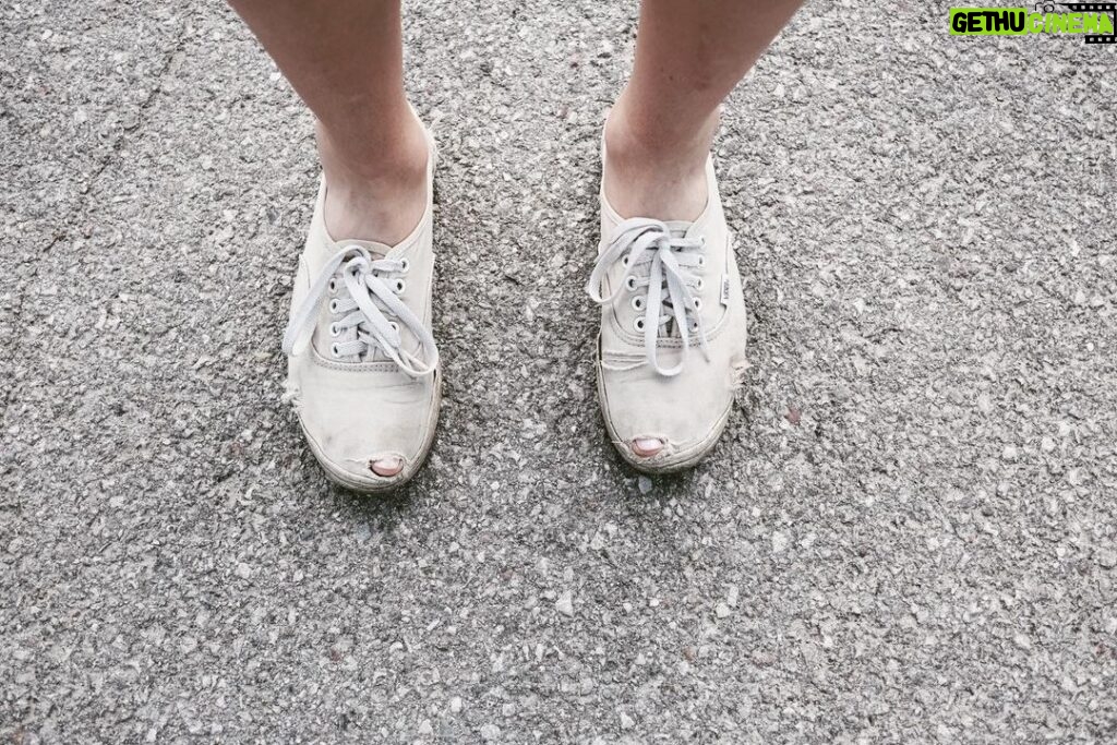 Marek Adamczyk Instagram - Moje holka zavádí novej módní trend. Když si nalakuješ nehty, ale na sandály nemáš náladu. Jsem zvědavej, jak se to chytne. ❤️ @eva_samkova