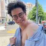 Marek Adamczyk Instagram - Od začátku pandemie jsem se nejvíc bál toho, že někoho blbě nakazím - pošlu tátu na ventilátor, zkazím Evě sezónu, lidé kvůli mně budou muset trávit týdny v karanténách nebo něco horšího... A tenhle velký strach zdaleka překonal všechny obavy a nejistoty, které jsem cítil, když jsem se na očkování přihlásil. Nikdy bych nemohl riskovat zdraví lidí kolem mě jen kvůli vlastní opatrnosti a pohodlnosti. Navíc věřím naší medicíně a vědě. Hodně velmi chytrých lidí velmi tvrdě pracovalo, aby našli řešení bezpečně, pro co nejvíc lidí a co nejdříve. To je přímo fascinující. Proto pro mě bylo očkování jediná cesta. Očkování v O2 universum můžu vřele doporučit. Vše od registrace po samotné pigáro s vakcínou šlo jak na drátkách❤️