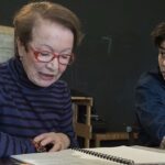 Marek Adamczyk Instagram - Můj milý Harolde, to nejdůležitější na světě je, aby se člověk nebál být lidský. - Maude, Harold a Maude Měl jsem tu čest s paní Maciuchovou pracovat na téhle krásné hře. Měla tou dobou za sebou už jeden vyhraný zápas s nemocí a bylo na ní vidět, že se již ničím takovým nehodlá zabývat, má velkou chuť do další práce a nesleví ani o píď ze svých nároků na sebe a na ostatní. Být jí po boku a sledovat pečlivost, s jakou dovedla Maude od první čtené zkoušky až do premiéry, bylo inspirující. Nešlo vedle ní jinak, než se snažit přiblížit perfektnosti. Polovičatost ji rozčilovala. Navíc to byla dokonalá dáma, která nikdy neztrácela dekórum a glanc. V žádné situaci. Jsem přesvědčen, že až do posledních chvil, jinak to ani není možné. Stejně jako Harold na Maude, ani já na Vás nikdy nezapomenu, Hanko. Divadlo na Vinohradech - oficiální profil