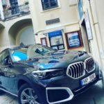Marek Němec Instagram - Díky skvělému přístupu #stratosautopraha jsem měl možnost se seznámit s tímhle mocným přítelem.Naběhali jsme spolu 800 km-v noci,ve dne, k ránu-prostě jako když potřebujete nového partnera poznat za všech okolností a musím říci,že asi půjdu šetřit!! Nebo to spolu vybereme na hithitu,milí followeři?🤪Rychlost,přehled o okolí,bezpečí,intuitivní ovládání,cítíte se asi jako dítě v děloze-v naprostém klidu.A to jemné převalování se kultivovaného šestiválce je líbezný.#stratosauto , děkuju vřele za pobláznění! Jo,a vejdete se s s tímto útlým mamutem i třeba do #divadloungelt a to je co říct! Přepínám.