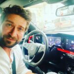 Marek Němec Instagram - @opel_cz ! Naposledy jsem jezdil Kadettem v roce 96 a kdo ho měl,byl alfa chlapec (já to štěstí neměl). Od té doby se u Opelu trošku posunuli a já teď koštuju elektrickou Mokku. A ono to jede.A jede to pěkně! Do města ideální parťák.Pokud vám elektřinu generují soláry na střeše,je elektroauto skvělou volbou! Přemýšlejte. Výkon máte hned,ticho included;), a ještě nečoudíte. Děkuju,že mohu degustovat tohle auto s fajn užitnou hodnotou! A u Opelu mají teď ejchu akci : jmenuje se JEZDĚTE 60 DNÍ ZDARMA, kdy my hradíme v plné výši první dvě splátky při pořízení vozidla a na konkrétní modely je akční bonus až 150 000 Kč s 5letou zárukou s asistenčními službami zdarma. A nabídka platí jen do 31. října! #elektromobilita #opelmokka LINK: https://www.opel-akce.cz/