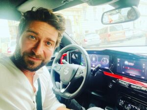 Marek Němec Instagram - @opel_cz ! Naposledy jsem jezdil Kadettem v roce 96 a kdo ho měl,byl alfa chlapec (já to štěstí neměl). Od té doby se u Opelu trošku posunuli a já teď koštuju elektrickou Mokku. A ono to jede.A jede to pěkně! Do města ideální parťák.Pokud vám elektřinu generují soláry na střeše,je elektroauto skvělou volbou! Přemýšlejte. Výkon máte hned,ticho included;), a ještě nečoudíte. Děkuju,že mohu degustovat tohle auto s fajn užitnou hodnotou!
A u Opelu mají teď ejchu akci : jmenuje se JEZDĚTE 60 DNÍ ZDARMA, kdy my hradíme v plné výši první dvě splátky při pořízení vozidla a na konkrétní modely je akční bonus až 150 000 Kč s 5letou zárukou s asistenčními službami zdarma. A nabídka platí jen do 31. října!
#elektromobilita
#opelmokka 
 
LINK: https://www.opel-akce.cz/