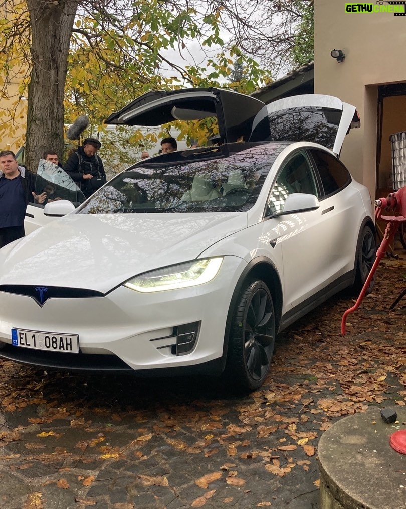 Marek Němec Instagram - Dneska se mi bude točit…tiše…Mějte taky tichou neděli;) Poslouchejte to ticho v sobě..a uslyšíte se! A pak že #Tesla nemá spirituální rozměr😂. Konec hlášení. #workout