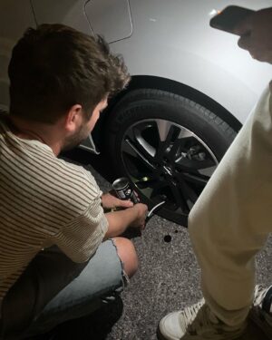 Marek Němec Instagram - Tak jsme se nenechali odradit. U @opel_cz nás s @petrus_hebka a čtyřmi dětmi s témeř opatrovnickou starostlivostí zapřísahali,ať neblbneme,ať nejedeme elektrickou Zafirou do Benátek na jeden den. “Budete pořád dobíjet,ten dojezd zatím není bůhvíco..” A ano,trvalo to asi 15hodin tam, 15 zpět..ale…cesta byla cíl. A všichni to zvládli skvěle.Ono totiž to dobíjení,panstvo,když po každých 2 hodinách na 40 minut stavíte…ono je to skvělý.Odpočinete si,blbnete,vymýšlíte,co dělat. Při jízdě taktizujete,kam dojedete,u jaké nabíječky zastavíte a pak děti konejšíte větami typu: “chcete dojet? Tak se přikryjte!”,když vám říkají,jaká jim je zima. No a vy samozřejmě topíte,ale jen z kopce,když rekuperujete. A ony jsou pak vděčné za trochu toho tepla. A ono v tom omezení je to kouzlo.Uvědomíte si,že všechno stojí nějakou energii,že nic není samozřejmé. Jsem na nás pyšnej a Benátky zůstanou láskou,stejně jako boži @petrus_hebka ❤️! Díky,že jsme mohli✌️
#trip#family#Venice#Opelcz#eletropunk