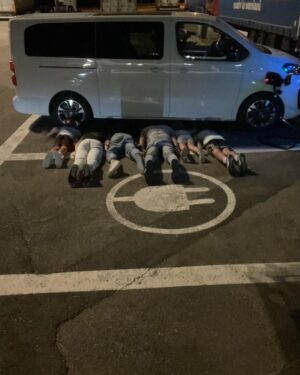Marek Němec Instagram - Tak jsme se nenechali odradit. U @opel_cz nás s @petrus_hebka a čtyřmi dětmi s témeř opatrovnickou starostlivostí zapřísahali,ať neblbneme,ať nejedeme elektrickou Zafirou do Benátek na jeden den. “Budete pořád dobíjet,ten dojezd zatím není bůhvíco..” A ano,trvalo to asi 15hodin tam, 15 zpět..ale…cesta byla cíl. A všichni to zvládli skvěle.Ono totiž to dobíjení,panstvo,když po každých 2 hodinách na 40 minut stavíte…ono je to skvělý.Odpočinete si,blbnete,vymýšlíte,co dělat. Při jízdě taktizujete,kam dojedete,u jaké nabíječky zastavíte a pak děti konejšíte větami typu: “chcete dojet? Tak se přikryjte!”,když vám říkají,jaká jim je zima. No a vy samozřejmě topíte,ale jen z kopce,když rekuperujete. A ony jsou pak vděčné za trochu toho tepla. A ono v tom omezení je to kouzlo.Uvědomíte si,že všechno stojí nějakou energii,že nic není samozřejmé. Jsem na nás pyšnej a Benátky zůstanou láskou,stejně jako boži @petrus_hebka ❤️! Díky,že jsme mohli✌️
#trip#family#Venice#Opelcz#eletropunk