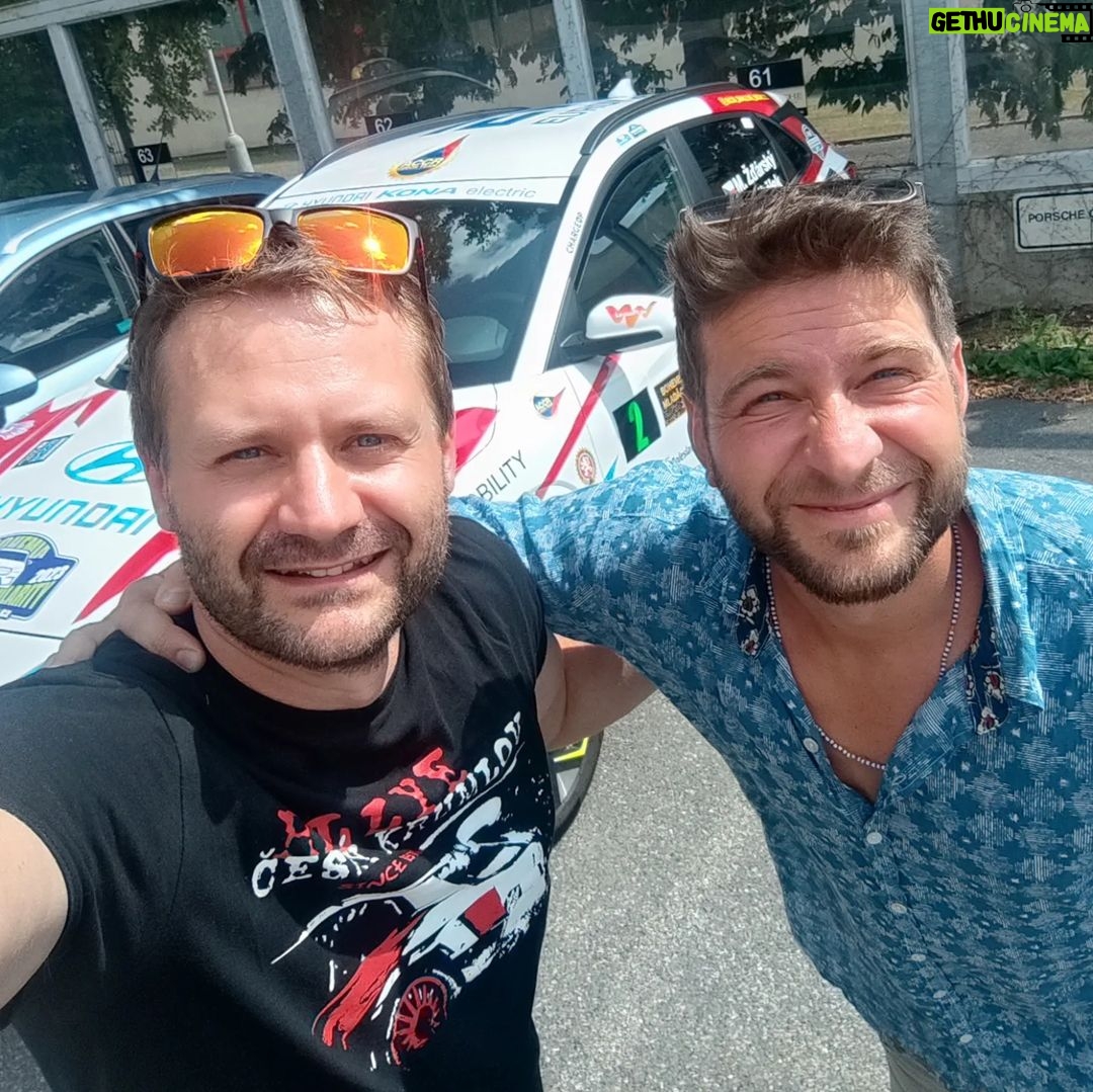 Marek Němec Instagram - 🤪😅 Nepotkali se u Kolína, ale v Butovicích při předání Audi Q8 e-tron do projektu 5 na 5. 👍👏🥳 Společné testování pětice elektrických aut pro magazín Flotila. 🔋⚡🔌 ----------------- 🇬🇧 Testing five electric cars together for @flotila_magazin . First with new Audi Q8 e-tron. 💥💪 #potkaliseukolina #hyundai #audi #eco_rallye_boyzz #mareknemec #michal #Q8etron #Q8 #etron #quattro #audietron #audiq8 #audiq8etron #kona #hyundaikona #konaelectric #hyundaicz #electric #electricvehicles #prague #praha #butovice #novebutovice #magazin #flotila #5na5 #testujeme #ev #audigramm #audifans Nové Butovice