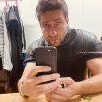 Marek Němec Instagram - Macbeth ve 3:30 ráno v šatně neví,čí je,ale po závěrečném šermu má s Lenkou Krobotovou vždycky chuť zkoušet s zkoušet.Ráno pak ovšem vypadá jako ryba Fugu. Držte nám palce,ale hlavně přijďte! #letnishakespearovskeslavnosti#lenkakrobotova #macbethiscommning