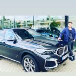 Marek Němec Instagram - Díky skvělému přístupu #stratosautopraha jsem měl možnost se seznámit s tímhle mocným přítelem.Naběhali jsme spolu 800 km-v noci,ve dne, k ránu-prostě jako když potřebujete nového partnera poznat za všech okolností a musím říci,že asi půjdu šetřit!! Nebo to spolu vybereme na hithitu,milí followeři?🤪Rychlost,přehled o okolí,bezpečí,intuitivní ovládání,cítíte se asi jako dítě v děloze-v naprostém klidu.A to jemné převalování se kultivovaného šestiválce je líbezný.#stratosauto , děkuju vřele za pobláznění! Jo,a vejdete se s s tímto útlým mamutem i třeba do #divadloungelt a to je co říct! Přepínám.