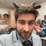 Marek Němec Instagram - Buď zdráv,umělče,vol.3. To si nestihnete ani sednout,nedej bože na toaletu skočit a už na vás lepěj rohy,jen co velezete po zkoušce z Ungeltu,kde zkoušite faustovské podobenství. No a já mířím do studia 3 na “Kavkách” udělat Mefista do Studia Přítel. Je to náhoda? Zřejmě ne.Husina všude🧟‍♂️