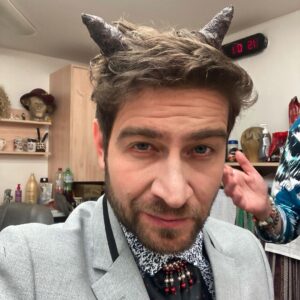 Marek Němec Instagram - Buď zdráv,umělče,vol.3.
To si nestihnete ani sednout,nedej bože na toaletu skočit a už na vás lepěj rohy,jen co velezete po zkoušce z Ungeltu,kde zkoušite faustovské podobenství.
No a já mířím do studia 3 na “Kavkách” udělat Mefista do Studia Přítel. Je to náhoda? Zřejmě ne.Husina všude🧟‍♂️
