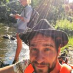 Marek Němec Instagram - Tak tohle bylo také letošní léto.S drahou a fantasticky svačinově vybavenou @michaelamaurerova prozkoumáváme pro Déčko kaskády zajímavých míst.Většinou jsme tak kantáre,že v odpoledních hodinách už nereagujeme víceméně na nic.Míša kupříkladu vůbec neví,že stojí ve vodě😂 a já podle výrazu,že v ní sedím..!Je skvělý,když se při práci něco dozvíš,když něco zajímavýho vidíš a poznáš a kdykoliv se přitom můžeš opřít o parťáka🌷. #praceumibejtradost