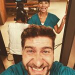 Marek Němec Instagram - To když se vám takhle na hlavě udělá Sandra Nováková,nemůžete se tvářit jinak (ani ona zřejmě ne;),neb je to s ní na place velmi zábavné.Je to skvělá herečka a navíc se strašně snadno uvádí do stavu takzvaného “odprdu”.A jakmile ji jednou rozesměješ,nejde to většinou zastavit. A pokud se dobře pamatuju, “Hof” a “Růžena” si šli vždycky neodolatelně po krku! Jsem jednoduše rád,že tu Sandra je👠!Jo a vypadá tady jako Audrey Hepburn! #jedemevtomdalivzelenem #potrebujemeplenu