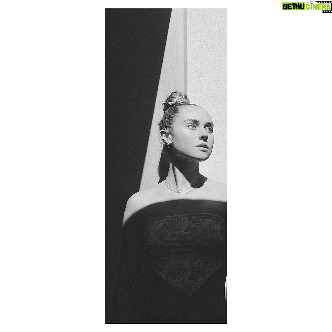 Margo Hayes Instagram - in my bag 🖤🧘🏼♀️☕️🕊️👛