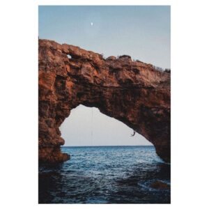 Margo Hayes Instagram - lil girl in a big wide world🦋🌎 🌙🐳some doors close but here’s to beautiful open windows 🪟✨
📷 @chrisburkard
@thenorthface @thenorthface_climb @petzl_official @lasportivana @frictionlabs