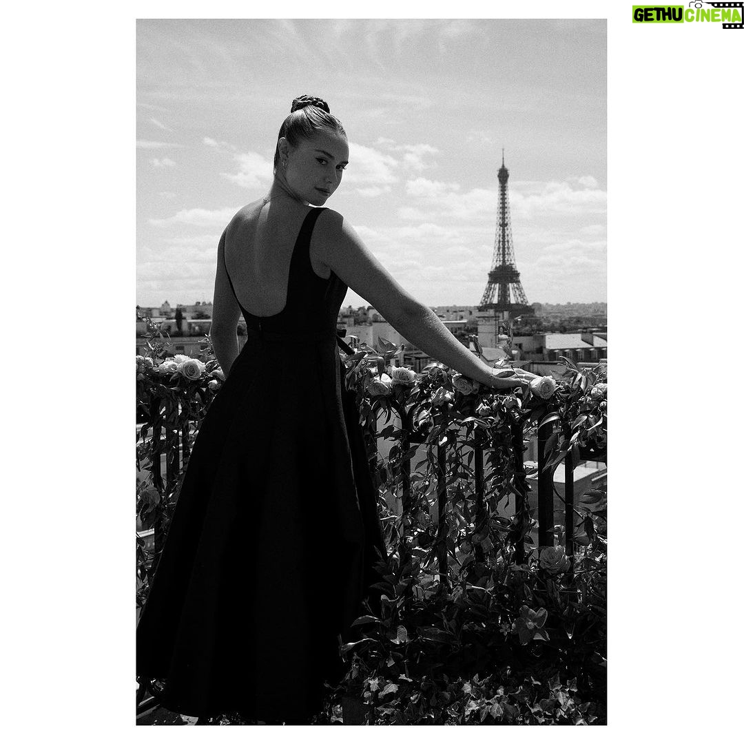 Margo Hayes Instagram - Haute Couture à Paris avec Dior 🤍 Bravo to @mariagraziachiuri on her latest collection. It’s always a pleasure to witness her exquisite creations. Merci to @alineds75 for always styling me so beautifully. 🌹 💄: @mainamilitza 🎞️: @steavendavid
