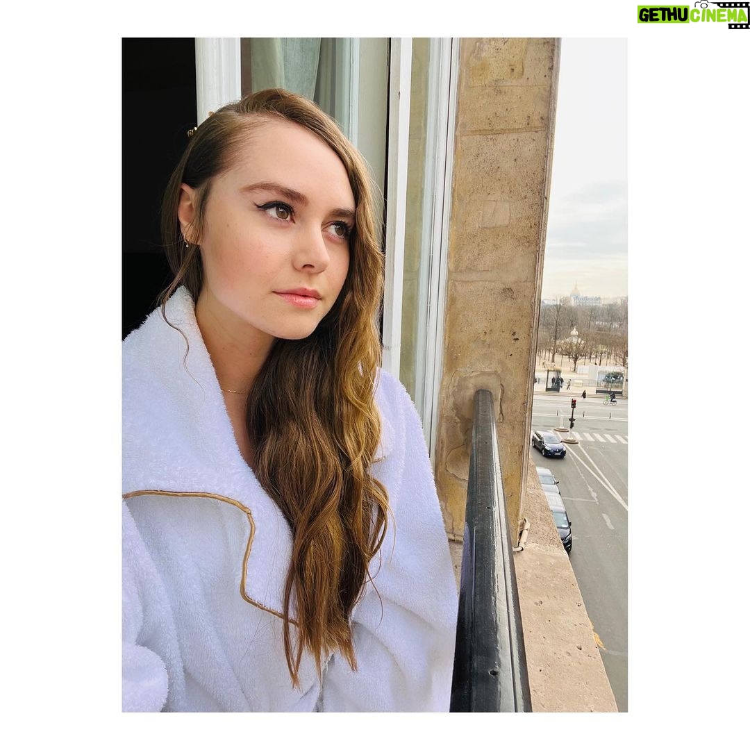 Margo Hayes Instagram - état d'esprit parisien 🇫🇷 tu me manques 🤍 @dior @diorbeauty Paris, France