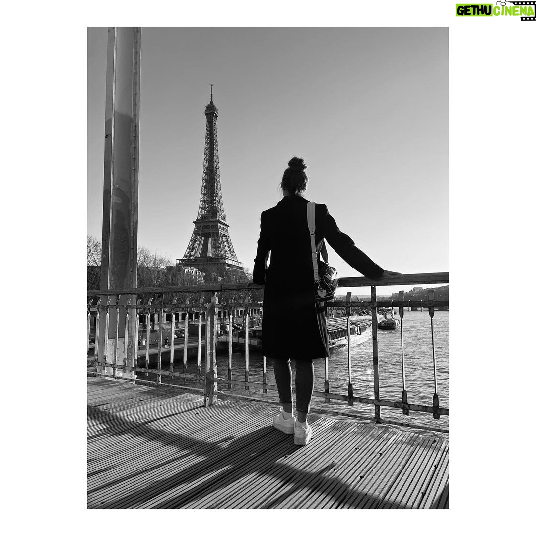 Margo Hayes Instagram - état d'esprit parisien 🇫🇷 tu me manques 🤍 @dior @diorbeauty Paris, France