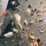 Margo Hayes Instagram – how we do it πͺ© hangboard warmup + fun boulders
.
@thenorthface @thenorthface_climb @petzl_official @lasportivana @frictionlabs