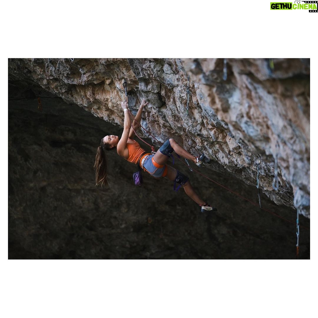 Margo Hayes Instagram - daydreaming of unfinished business 🤎 photo by lovely @tarakerzhner @thenorthface @thenorthface_climb @petzl_official @lasportivana @frictionlabs