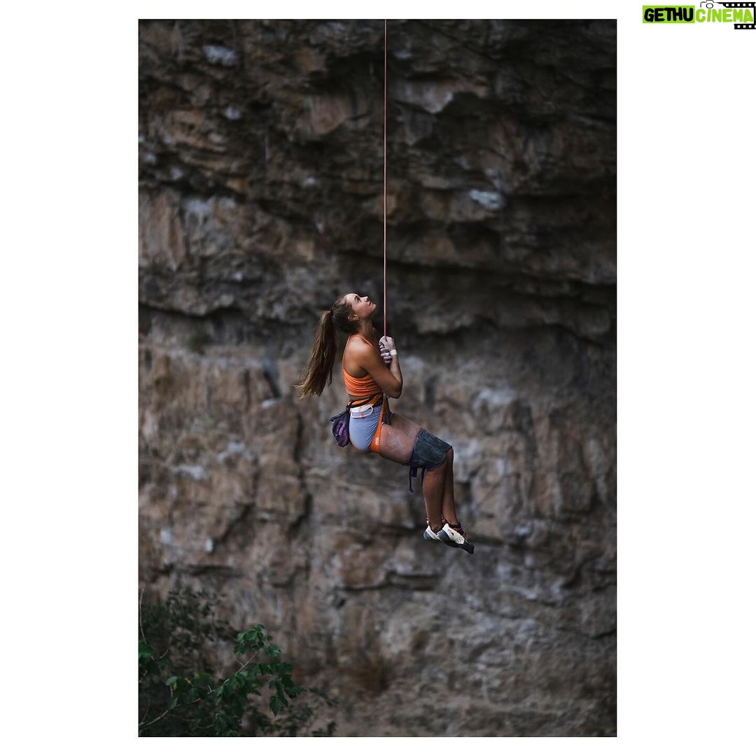 Margo Hayes Instagram - daydreaming of unfinished business 🤎 photo by lovely @tarakerzhner @thenorthface @thenorthface_climb @petzl_official @lasportivana @frictionlabs