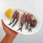 Maria Jekova Instagram - Само тук. Sardella Kallonis. “Kalloni Sardines are a type of small, oily fish that are found in the Aegean Sea, particularly around the island of Lesvos. These sardines are known for their distinct flavor and tender texture.” Ние ги опитахме като мезе към узото. Могат да бъдат консервирани в сол, пушени или като тези на снимката - сурови, само след четиричасов предстои в сол. От водите около острова в чинията. Plomari,Lesvos Greece
