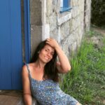 Maria Jekova Instagram – Прекарах толкова хубави години от живота си в неприязън към себе си, защото ръцете ми такива,  пък бедрата, пък носа, косата не е била достатъчно дълга или миглите. Вместо в радост, че съм тук, в този красив живот, че сега, когато си давам сметка колко съм била глупава да смятам, че нищо друго освен да имаш здраво тяло и дух – няма значение – нямам търпение за всяка секунда от дните. 
Грижете се за себе си по най-добър начин и се обичайте, защото в това, че всички сме различни и шарени – в това се крие огромна красота.