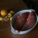 Maria Jekova Instagram – Оставих ги на масата и си бяха картина без да докосвам нищо повече. После загледах празните очи. Да, храната понякога значи смърт. Може би винаги значи смърт. По-висша или по-нисша. Никога няма да избегнем смъртта на организми, за да съществуваме ние, прекъсване на жизнен цикъл да бъде – животински или растителен. Може би най-смисленото, което можем да направим е да се отнасяме с уважение към храната. Да я пипаме с внимание, да се радваме да зеленчуците и плодовете с кривите им форми, да благодарим на риби, птици и бозайници, че са ни нахранили с живота си. Да я купуваме и готвим без разхищение, да я поръчваме в уважителни количества. Добрата храна не е даденост, макар и да си мислим, че храна има в изобилие. Има, така е, но каква част от нея е произведена с разум и с уважение към живота? Уловена или отгледана с благодарност към отдадения такъв? По-малката част. Изборът е наш, а да се отнесем към нея с благодарност на свой ред – вярвам е отговорност на всички ни. Уча се всеки ден и споделям мисли с вас, за да е споделено и някак по-лесно. Благодаря, че го има това място и вас, където думите са свободни. The Azores, Atlantic Ocean