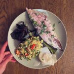 Maria Jekova Instagram – Вечеря.
Печен цял паламуд. 
Задушени листа от червено цвекло, овкусени само  със сол, зехтин и лимон. 
Салата от сварено просо, кориандър, пресни лук и чесън, магданоз, червена люта чушка, печени кедрови ядки. Овкусена с лимон, зехтин, сол, сумак, сусамов тахан. 
Сурова бяла ряпа. 
Просто щастие. Plovdiv, Bulgaria