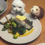 Maria Jekova Instagram – Благодаря. Най-огромното нещо от тази година и от всяка минала, и следваща – хората, с които споделяме дните. Това са думите, които искам да напиша. Благодаря на всеки човек, обагрил дните ми с присъствие, подкрепа, добра дума. Благодаря и на тези, които ми дадоха уроци по оцеляване. Истината е, че съм дарена с това да срещам великолепни човешки същества. Благодаря на тези, които ми помогнаха да съградя Силивряк, докато съм се тресяла от плач, че нещата няма да се случат, на майка ми, че изми стотици чинии това лято, след толкова много сготвени такива, на всички които ме подкрепихте, когато нещата се прецакаха, които ме питахте как съм, когото водата ми помете труда. Които се радвахте с мен. Които дойдохте в Силивряк и решихте да дойдете, и догодина. Които ми пишете и чакате, за да се срещнем другото лято – върха сте и обещавам, че ще се постарая да имате чудно време в планината. На тези, които изрекохте добри думи за мен в личните си пространства, пред близките си, в списанията си. Благодаря за хората, които срещнах из България и посрещнаха “Вкусът на България” в домовете си, като домакини, учители и на всички, които ни подкрепят, когато ни гледат. Вдъхновени сме за новите два сезона и ще се стараем още повече. Благодаря на хората, с които създаваме тези 25 минути гордост, че сме родени именно тук. 
На тези, които пожелахте да работим заедно, макар да знам, че понякога съм малко особен човек и поставям принципи първо, после финансова облага. Въобще – благодаря, благодаря, благодаря. Благодаря, че ви има, защото човек с хора живее и само с хора върви напред. Велики сте, покланям се до земята пред вас. Съвсем честно. Желая ви всичкото благо на света.