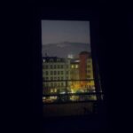 Maria Jekova Instagram - Наскоро си говорих с приятел за онези неща, които човек се притеснява да споделя широко. Споделих аз за разни събития от последните месеци на лятото, сподели и той. После възкликна срещу това, че винаги така се получавало, че отстрани изглежда, че на човек всичко му е наред. Визирахме животът, който показваме в социалните мрежи. Стигнахме до изводи няколко. Първо, че понякога разни неща ни се случват, но от нас зависи как ще ги прочетем за себе си - разумът на вълненията предполага да можем да ги видим от добрите им страни и те да не ни помрачат. Реших да споделя, защото винаги съм споделяла тук, а и нека не изглежда безметежно всичко. Разговорът ни тръгна от там, че в края на лятото приключих връзка, подплатена с много надежди, каквато вярвам една част от вас знаят, че беше. Но когато, скъпи приятели, на човек му се наложи да избира между съществото си и нещо друго - вярвам винаги трябва да избираме себе си. Та аз избрах себе си, мечтите си и родината си с много мир, и решителност в съзнанието - може би затова животът ми си изглежда същия в снимки тук. Реших да го напиша, защото може би някой има нужда днес да чуе, че е напълно в реда на нещата да избереш себе си и да си в мир с това. Мога да го повторя още много пъти. После преминахме към умората ни от дните на работа, търсене, опити, провали, възходи. И там също стигнахме до извод, че е напълно в реда на нещата да ни бъде трудно често и това не бива да помрачава радостта от това да вършиш това, което обичаш, макар и понякога да ти взима душата. Може би трябва да приемем, че е напълно естествено част от душата ни да остава в делата ни. Как иначе биха били именно нашите. Та полека успокоихме мисля душите си, че всъщност човек да се променя, да променя, да пуска, да хваща, да плаче, да иска да си тръгне, да си тръгва, или да остава - това е самият живот. И всички тези привидни неприятности никога не бива да позволяваме да затварят очите ни и душите ни за красивото, милото и успешното в дните ни, защото то си е винаги там - както може би и другото ще си бъде винаги там, за да ни отваря очите за другите няколко. Та - виждам винаги красивото, но прегръщам всеки урок, който ми поднася животът. Sofia, Bulgaria