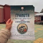 Maria Jekova Instagram - Обичам нашето море най-много и черноморската риба ми е най-вкусна. А от днес се гордея изключително много с Шабла и региона, с гостите на празника на рибената чорба, с общината и особено много с деветте отбора, които днес готвиха на 0 градуса в продължените на часове. За мен беше същинска чест да бъда част от първото жури в това състезание и този първи празник, надявам се да се повтарят те всяка година вече. Хора, беше удивително. Отборите показаха толкова много обич към Черно море, към родното. Пиша и ми се пълнят очите с радостни сълзи. Черноморска риба, сладководна риба, местни зеленчуци, толкова много различни саламурийки. Красиво подредени, представени с вълнение и гордост. Малко са ми думите да опиша радостта си. Отделно - ръчно изработени предмети, подредени на красиви дървени сергиики. Греяно вино. Вълшебна народна музика и танци. Празник за всяко сетиво, но без нищо излишно, без нищо гръмко и натруфено. Беше толкова трудно да отличим най-добри. Избрахме първото място с грижа - вкус и визия - безупречни, но и още нещо много важно - устойчивост. Улов с харпун, най-устойчив такъв, дива езерна риба Лин, от Дуранкулашко езеро, само местни продукти, с ясен произход, вложени в рецептата. Благодарна съм на всеки замесен, защото беше едно от най-милите неща, които са ми се случвали.