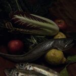 Maria Jekova Instagram – Вчера в галерията във Ватикана, най-впечатляващи за децата бяха натюрмортите с хранителни продукти, сцените на отрупани кухненски маси с яребици, патици и фазани след лов или някак красиво подредените, съвършено осветени, късове месо, риба, вътрешности дори, плодове и зеленчуци. Сурова реалност, която изглежда така красиво в своята истина. Вдъхновени от този нов поглед и след пазар за продукти за нашите вечери тук – с уважение и благодарност към храната – заедно създадохме наша картина, която запечатахме фотографски. След това заедно ще приготвим вечеря със същите продукти и мисля си по този начин храната в чинията ще придобие съвсем друг смисъл. На изкуство, чудо, дар. На онова, което свързва всички хора по света и тези от всички епохи. Rome, Italy