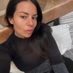 Maria Jekova Instagram - Не качвам себе си често и може би това е начин сега да кажа нещо с лицето си, което алгоритъмът няма да прати в девета глуха. Виждайки колко хора имаше вчера по улиците на Рим, борещи се за правата на жените, провокирани от загубата на един човешки живот. Замислям се, че в момента всички хора по света трябва да сме две неща - изключително благодарни, ако имаме възможността да сме мирни, с близките си, нахранени и напоени, и второ - изключително нетърпими. Благодарна съм безкрайно, че имам възможността да живея, каквото живея в момента, но успоредно се чувствам в някаква вихрушка, че докато аз се радвам - умират хора, деца - по ужасяващи начини, по вина на всякакви зверове. Може би и заради многогодишно мълчание на света. Не искам да храня лошото с гняв и страх, но не можем да си заравяме очите. Да зачитаме случващото се е достатъчно, да се осведомим за случващото се - изключително важно. Вече не става дума за взимаме на страна или всъщност става дума именно за взимането на страна. Страната на Човека обаче. На правото на детето да се радва, да бъде волно. На всяко едно дете. Тук съм с две деца, най-скъпите ми деца. Виждам как се вълнуват и колко са крехки. Представям си другите, които нямат вода за пиене, докато те избират какво да вечерят тази вечер. Всяко дете заслужава най-доброто и всяко дете е наше дете. Да се чувствате безсилни е естествено, но поне не си затваряйте очите, защото утре светът може да си затвори очите за нас. Rome, Italy