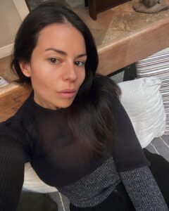 Maria Jekova Instagram - Не качвам себе си често и може би това е начин сега да кажа нещо с лицето си, което алгоритъмът няма да прати в девета глуха. Виждайки колко хора имаше вчера по улиците на Рим, борещи се за правата на жените, провокирани от загубата на един човешки живот. Замислям се, че в момента всички хора по света трябва да сме две неща - изключително благодарни, ако имаме възможността да сме мирни, с близките си, нахранени и напоени, и второ - изключително нетърпими. Благодарна съм безкрайно, че имам възможността да живея, каквото живея в момента, но успоредно се чувствам в някаква вихрушка, че докато аз се радвам - умират хора, деца - по ужасяващи начини, по вина на всякакви зверове. Може би и заради многогодишно мълчание на света. Не искам да храня лошото с гняв и страх, но не можем да си заравяме очите. Да зачитаме случващото се е достатъчно, да се осведомим за случващото се - изключително важно. Вече не става дума за взимаме на страна или всъщност става дума именно за взимането на страна. Страната на Човека обаче. На правото на детето да се радва, да бъде волно. На всяко едно дете. Тук съм с две деца, най-скъпите ми деца. Виждам как се вълнуват и колко са крехки. Представям си другите, които нямат вода за пиене, докато те избират какво да вечерят тази вечер. Всяко дете заслужава най-доброто и всяко дете е наше дете. Да се чувствате безсилни е естествено, но поне не си затваряйте очите, защото утре светът може да си затвори очите за нас. Rome, Italy