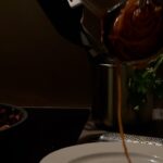 Maria Jekova Instagram – Как избирате паста и зърнени продукти?
Аз си имам нови любими такива и също така нови партньори в лицето на @zemiata_na_trakite , и техните продукти.
Имам си и за първи път промо код – JEKOVA10, който да споделя с вас, за да получите отстъпка при пазаруване на тяхната паста от зърно отгледано от тях – пшеница и лимец, брашно, а и други чудеса, като най-любимите ми глинени форми за печене на хляб или пък каменна мелничка за мелене на брашно у дома, която нямам търпение да си взема, за да изпробвам да пека с прясно смляно брашно.
Едно напомняне.
Подкрепяйки български производители – подкрепяме бъдещето на България. За мен е чест и радост, че мога да допринеса те да стигнат до повече хора чрез пространството си тук, и съм благодарна на всеки, който им обърне внимание, и опита от благата на труда им.
Иначе – приказката, че на обущаря децата ходят боси, не се е родила случайно, но пък е щастие да имаш човеци да ти сготвят вечеря понякога.
Чудни спагети от @zemiata_na_trakite със сос от домашни домати от буркан, сушени домати – подарък от любимата ми морска Ани, каперси от Китнос, паламуд от консерва на приятелите ми от Черноморски улов и мноого лимонова кора за свежест. Bulgaria