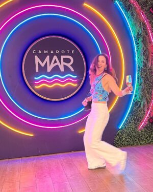 Maria João Bastos Instagram - It’s a wrap!! Agora que vença a melhor!! ! Parabéns a todas as escolas, lindas lindas🩷 em mais uma noite emocionante!! A minha @oficialportela do coração, a @sabrinasato a arrasar como sempre e uma noite cheia de amigos e diversão no @camarotemar .
Obrigada querida @priscilacoellen 💙 Foi espetacular!