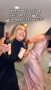 Maria João Bastos Instagram - Taga “aquela” amiga! 😂 ( já vi mil 1000 vezes e não consigo parar de rir) @paulaloboantunes #amizade #vivalavida #festejar #celebrar #avida#viver #folia #amigas❤ #partyideas #festaemcasa #juntas #imparaveis #rir #muito #partners #incrime