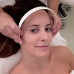 Maria João Bastos Instagram - E um tratamento destes?? As minhas queridas amigas da “La Prairie”, no @elcorteingles adoram encher-me de mimos e esta altura de Natal é ideal para isso. Fui buscar os meus produtos @laprairie e fui surpreendida com esta limpeza de pele e hidratação profunda!! E a minha pele agradece!! Adorei e recomendo! ♥️ #parceria #laprairie #aminhapele #osmeuscuidados #essenciais #beleza #beauty #asminhasescolhas #cuidar #mimar #familia #quecuida #imprescindível #escolhas #incomparável El Corte Inglês Lisboa
