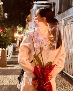 Maria João Bastos Instagram - Noites de Rio, no @janeirohotel celebrando Iemanjá! 💐 @osklen #janeiro #riodejaneiro #iemanja #celebrandro #vida #amizade #amor #alegria #sorte #abençoada #cidademaravilhosa #segundacasa #home #secondhome #eternidade #casodeamor #naotemjeito #carnaval #folia Leblon, Rio De Janeiro, Brazil