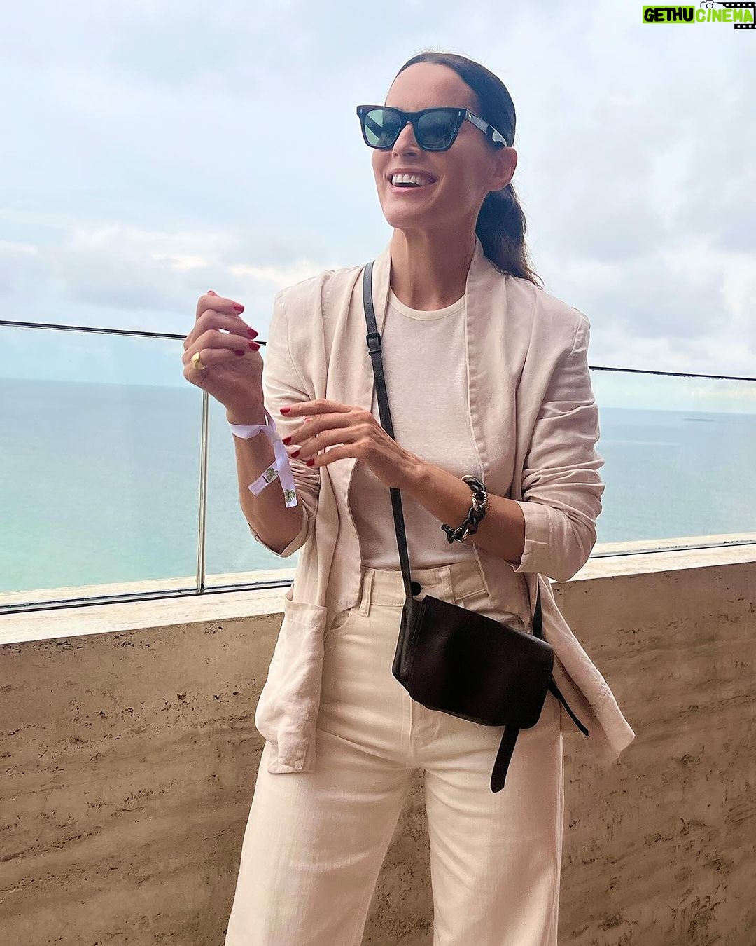 Maria João Bastos - 3.1K Likes - Noites de Rio, no @janeirohotel celebrando Iemanjá! 💐
@osklen
#janeiro #riodejaneiro #iemanja #celebrandro #vida #amizade #amor #alegria #sorte #abençoada #cidademaravilhosa #segundacasa #home #secondhome #eternidade #casodeamor #naotemjeito #carnaval #folia