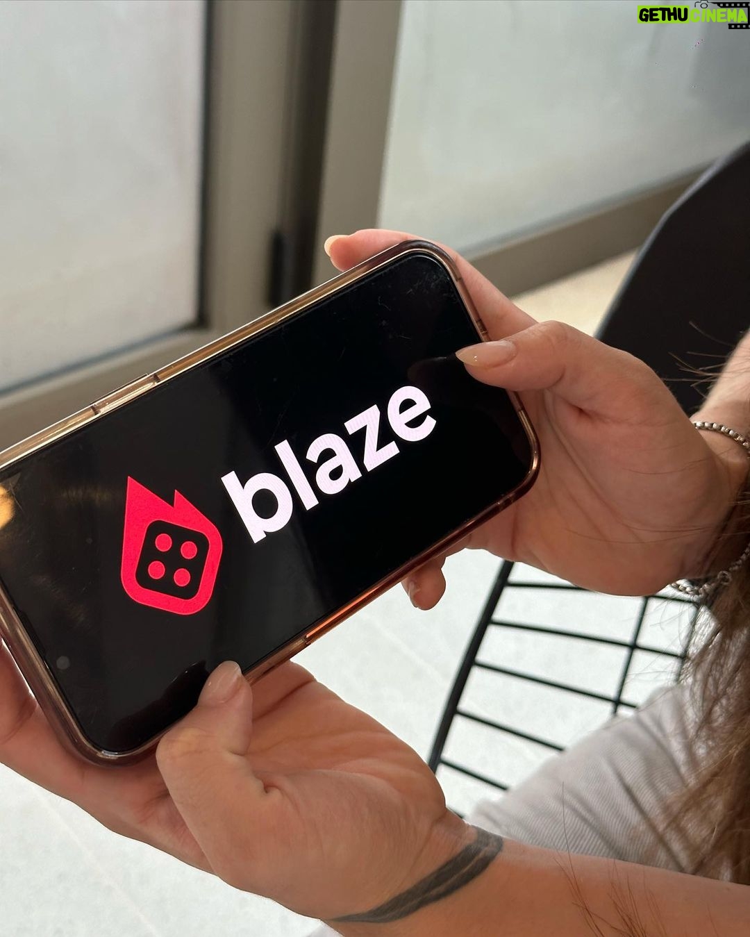 Maria Venture Instagram - @sigablaze sempre comigo ♥️ ps: o site é somente para maiores de 18 anos e não se esqueçam de apostar com responsabilidade.